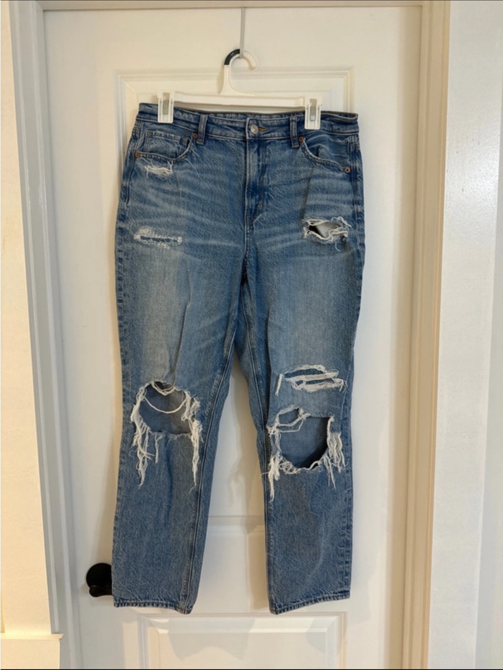 American Eagle Outfitters Distressed medium Blue Mom Jeans